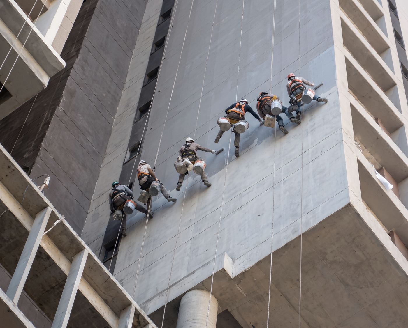 Pintura de fachada por alpinismo industrial